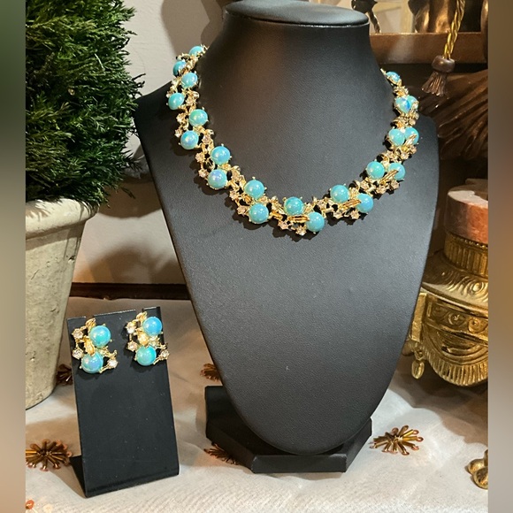 Elegant Gold and Blue Necklace Set - Picture 2 of 7